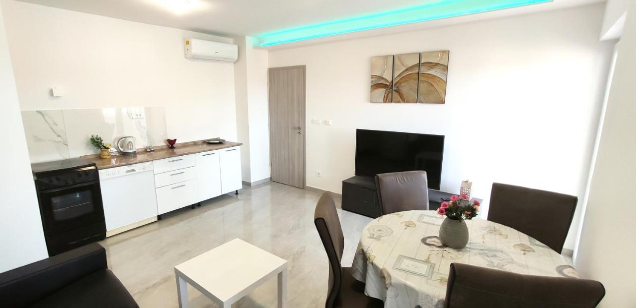 Apartment Dolores Makarska Bagian luar foto
