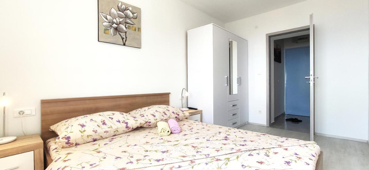 Apartment Dolores Makarska Bagian luar foto