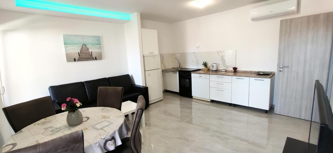 Apartment Dolores Makarska Bagian luar foto